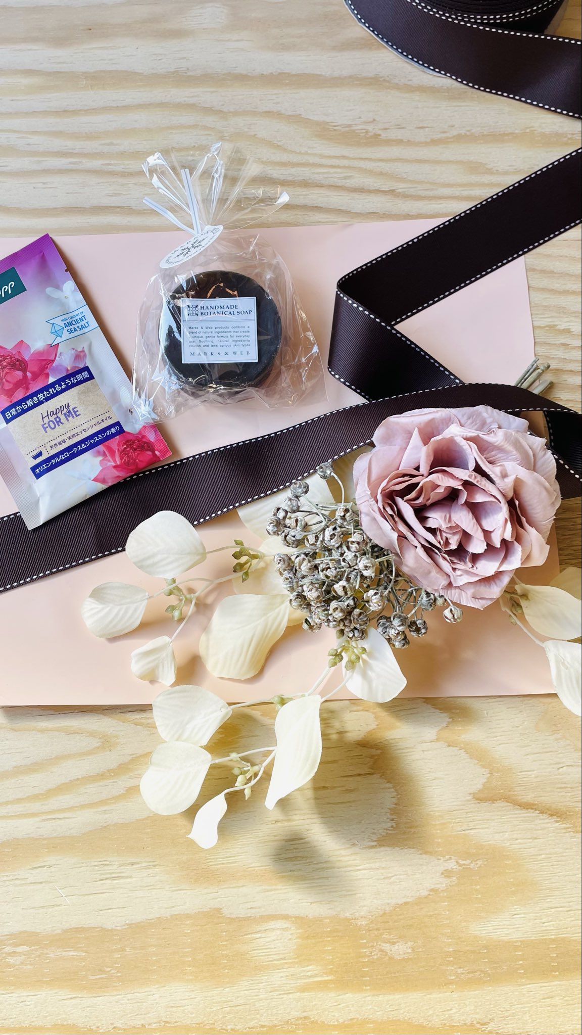 ぴページ コスメブーケ 20人の花嫁さんとお花屋さんに聞いた！コスメ