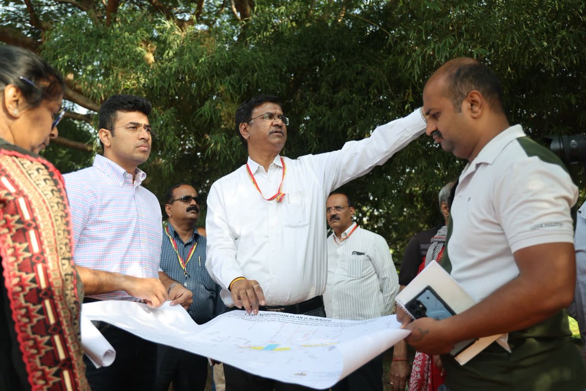 Tejasvi_Surya's tweet image. Forget 6 acres, we will not allow the state government to take even 6 inches of Lalbagh for the disastrous tunnel road project.

I visited Lalbagh today to inspect the 1.5-acre site where land acquisition has been proposed for this tunnel. The Congress government plans to carve…