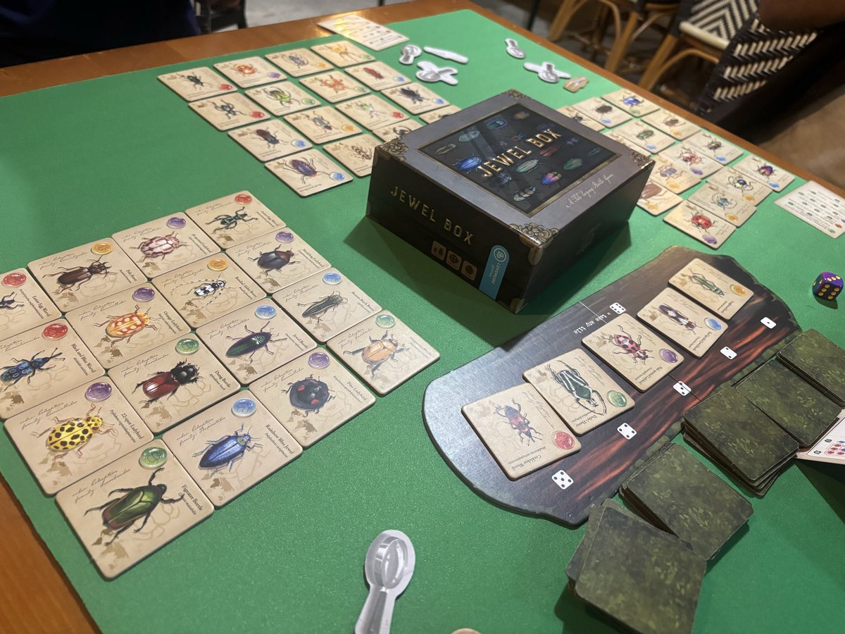 k713shino's tweet image. ジュエルボックスをプレイ
初めてやったけど面白かった。
てんとう虫のおかげで勝てました

#ぐるりぐるり
#ボードゲームカフェ
#JEWELBOX
#霧島市