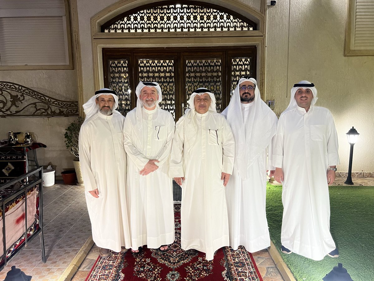 الجلسة والتحاور والنقاش مع مثقفين ومفكرين من #أهل_الكويت الكرام كانت — ولا تزال — منذ أن كنت يافعًا، تعني لي الكثير، فالكثير منهم مدارس متنقلة في الفكر والمعرفة.
وكم كنت محظوظًا بالجلوس في ليلةٍ جميلة من ليالي الكويت مع الشيخ الدكتور #أسامة_بن_سلمان_الصباح، وسعادة السفير