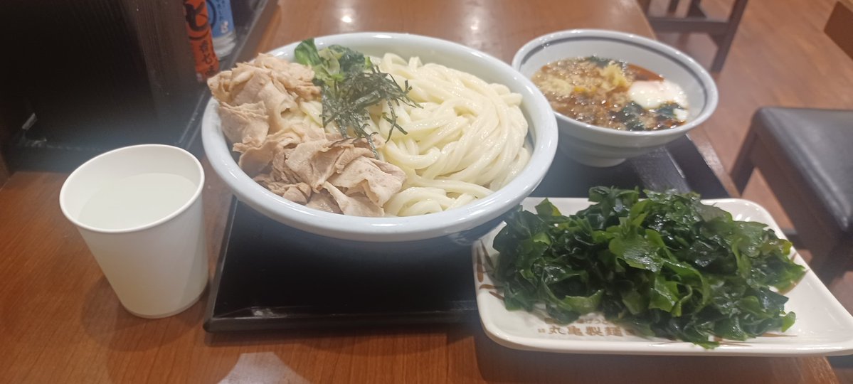 仕事終わった
帰宅しながら夕食は丸亀製麺で旨辛豚つけ汁うどん(3玉)です