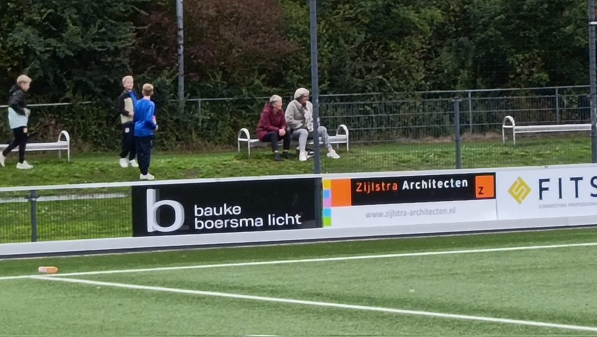 PuckJansen1954's tweet photo. Op route naar Leeuwarden kwamen we bij Sneek langs. Ideaal om daar #ONSSneek - #Quick20 0-1 in de #vierdedivisie mee te pakken.
Bijzondere tribune bouw met de zwevende bestuurskamer en VIP ruimtes aan de zijkanten. https://t.co/CruFIuvuHa