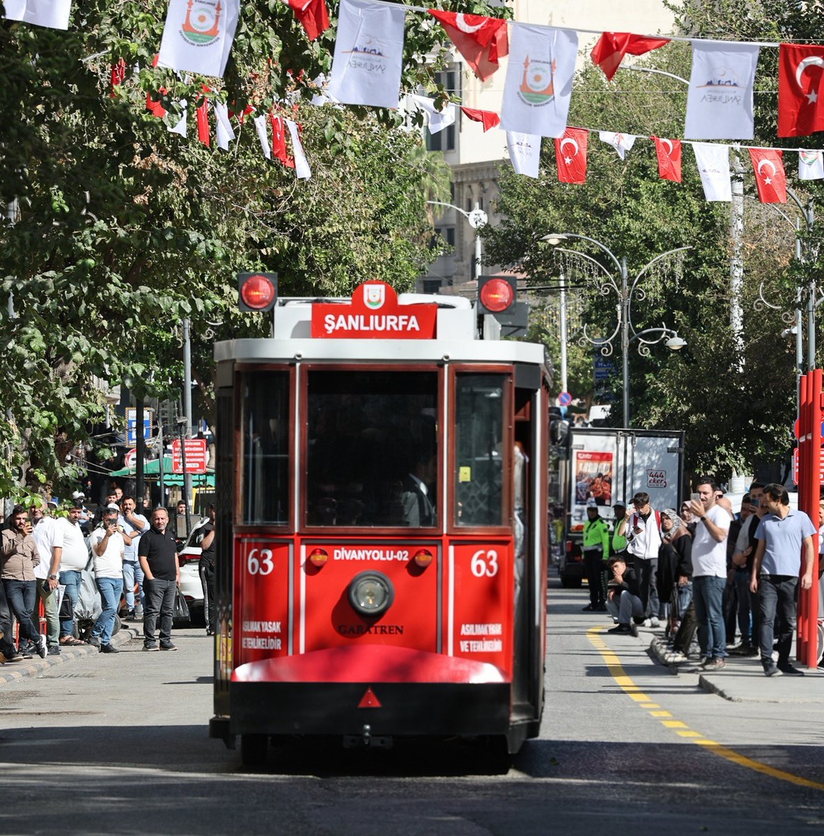 Şanlıurfa'nın Yeni Sembolü: Tramvay ve Değişimin Ayak Sesleri.

Şanlıurfa için tramvay, yalnızca bir ulaşım aracı değil; aynı zamanda bir heyecan, bir dönüşüm ve bir şehir vizyonunun yansımasıdır. 12 bin yıllık geçmişiyle dünyanın en kadim kentlerinden biri olan Urfa, bugün büyük