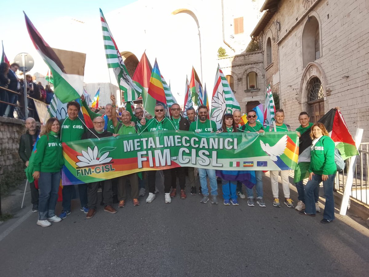 FIMCislStampa's tweet photo. 🟢🏳️‍🌈La #FIM, insieme alla CISL alla marcia per la pace #PerugiaAssisi
In un tempo segnato da conflitti e tensioni, camminiamo per affermare il valore della nonviolenza, della solidarietà e della giustizia sociale. La pace è un diritto, un impegno, una responsabilità collettiva. https://t.co/sYK9WV3cDi