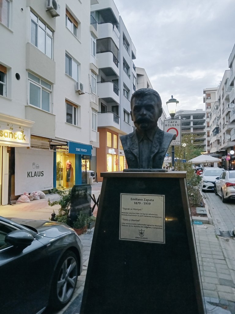 Alsancak'ın zengin mahallesine Meksika'yla iyi ilişkiler icin diktiler büstünü Komutan Zapata'nın.Zenginler farķına varmadan arabalarını parkettiler önüne.Yoksul mahallesine dikselerdi  tanıyan çıkarmıydı emin değilim.Hatıran hep bizimle Komutan Zapata! #vivazapata #alsancak