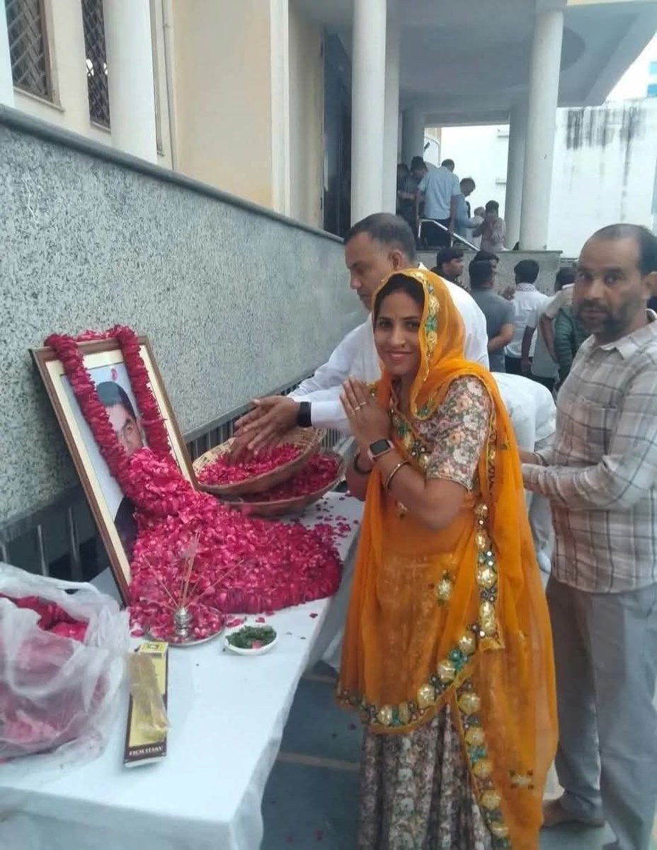 gurjar1008's tweet photo. मैडम ये शोक सभा है, इंस्टाग्राम नहीं।😭😭
आप एक जिम्मेदार जनप्रतिनिधि (प्रधान) हो https://t.co/dAKA7pSZ5L