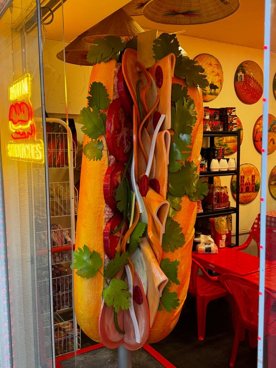 SnowedBun's tweet photo. banh mi review!

oh my god. the pictures does not do it justice IT WAS HUGE. i’m talking twice the size of my forearm. i got salt baked chicken while bf got roasted pork and both were amazing. 

continuing the rest in comments! https://t.co/nRnSo0GgrJ