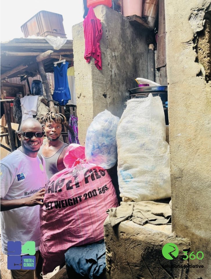 r360si's tweet image. Yesterday, the @bcrs_project team visited the Kroo Bay slum to follow-up on the plastic waste collection with some of the youth and women initially trained. We are excited about the little progress they have made so far 👏🏾👏🏾👏🏾.
#bcrsproject #youth4climate #plasticpollution