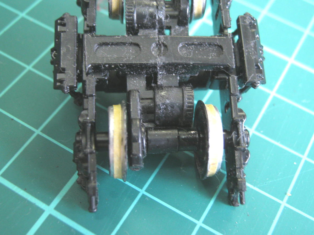 tentetu82's tweet image. #115系 #PULM #改軌大作戦 #DT21
前に試しに改軌したものを上げていますので、今回はその過程を。問題はモーターのパーツ。車輪のバックゲージ内に納めるため４㎜ほど縮めます。