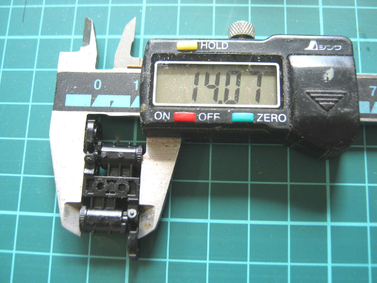 tentetu82's tweet image. #115系 #PULM #改軌大作戦 #DT21
前に試しに改軌したものを上げていますので、今回はその過程を。問題はモーターのパーツ。車輪のバックゲージ内に納めるため４㎜ほど縮めます。