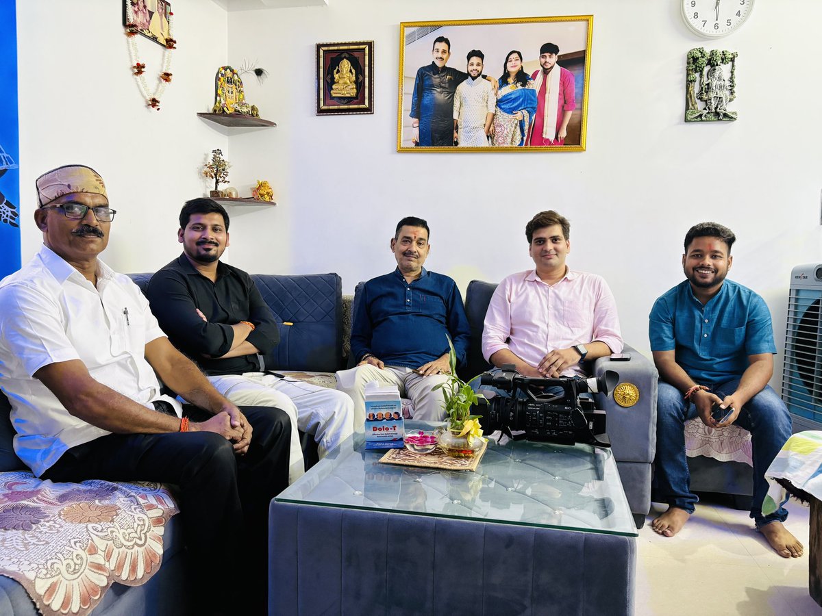 बिहार चुनाव 2025 कवरेज के लिए दिल्ली से आए News Nation के पत्रकार भाई सचिन दुवे जी, लखीसराय से वरिष्ठ पत्रकार सुनील दा, RTI Activist भैया Tuntun Prasad Singh और Bharat Prime Live से भाई हर्ष के साथ यादगार पल।