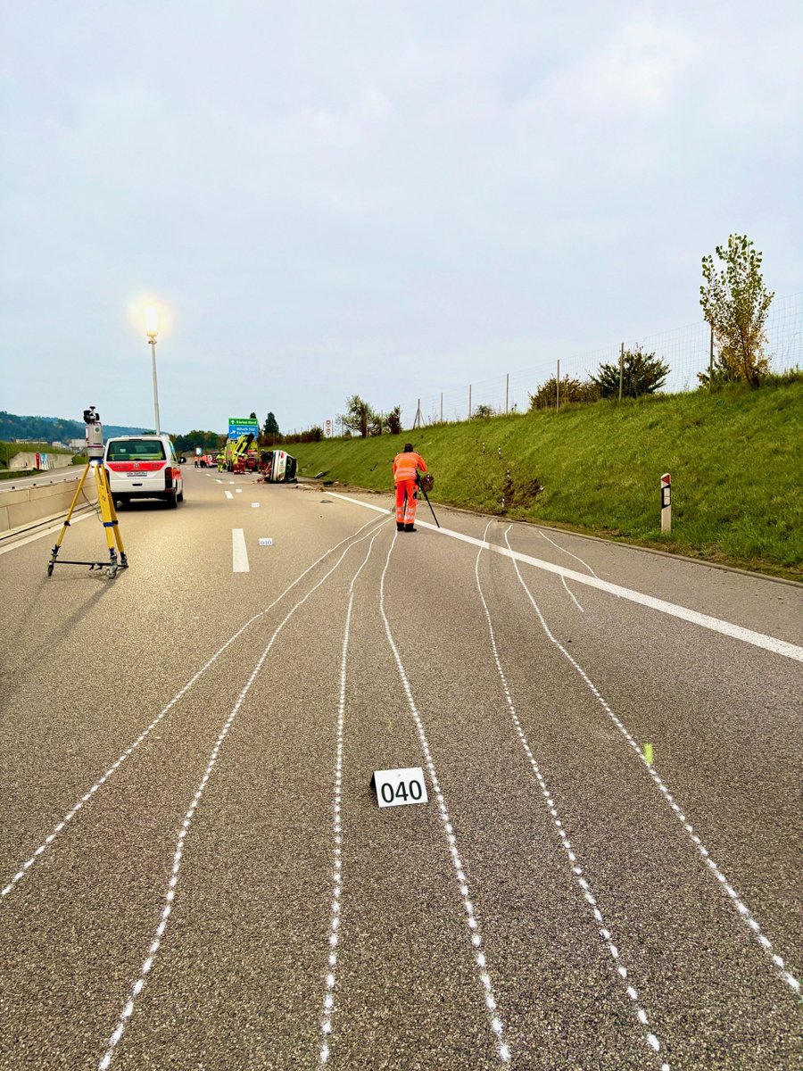 Bülach: Am frühen Sonntagmorgen hat sich auf der A51 Richtung Flughafen ein Personenwagen überschlagen. Der Lenker wurde dabei schwer verletzt.

zh.ch/de/news-uebers…