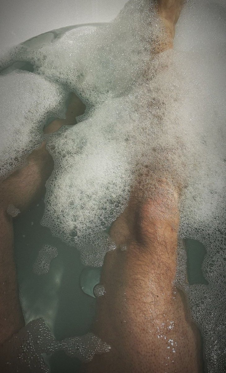 Kaplıca da son günüm, son saatlerim. Buradan ayrılmayı inanın hiç istemiyorum. Ama ne derler bilirsiniz: her güzel şeyin bi sonu vardır. O yüzden otelden ayrılana kadar sıcak suyun keyfini sürmeye devam edicem. Buruş buruş olsam da çıkmıycam. Çünkü bel ağrılarıma çok iyi geliyo