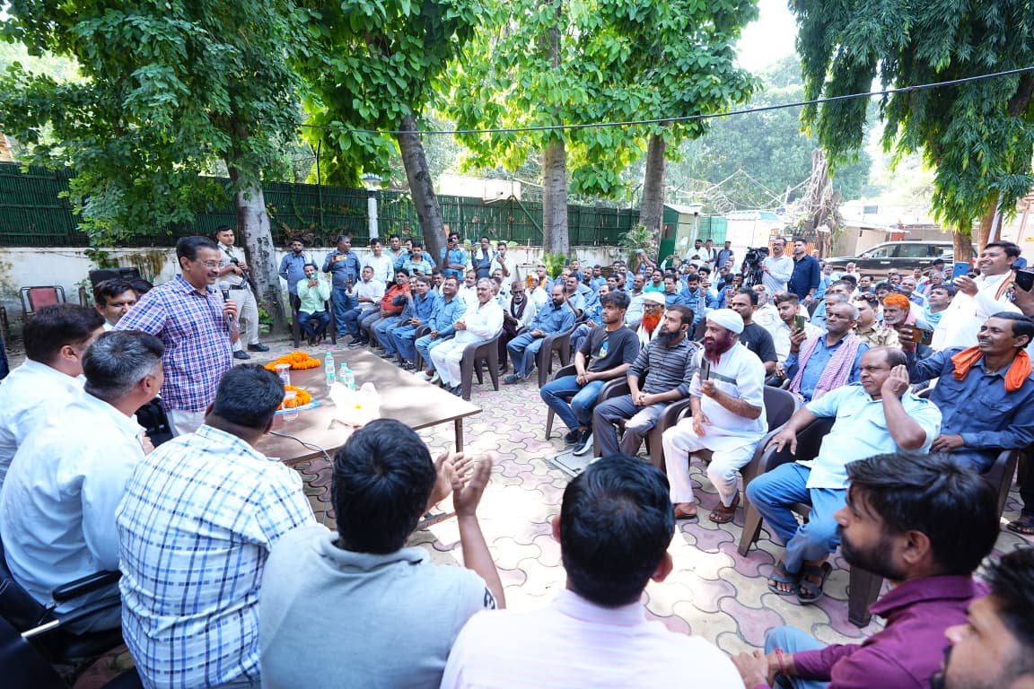 ArvindKejriwal's tweet image. पार्टी दफ़्तर में आज दिल्ली के हमारे ऑटो चालक भाई दिवाली मिलन के लिए आए हुए थे। जैसे ही मुझे पता चला, मैं भी तुरंत उनसे मिलने पहुँच गया।

ऑटो वाले भाइयों से मेरा रिश्ता बहुत पुराना और दिल से जुड़ा है। उनसे मिलकर हमेशा एक अपनापन महसूस होता है।

सभी ऑटो चालक भाइयों को दीपावली और…