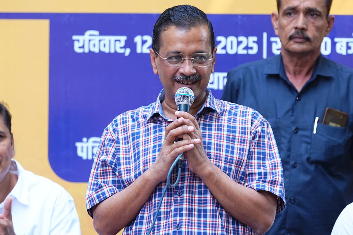 ArvindKejriwal's tweet image. पार्टी दफ़्तर में आज दिल्ली के हमारे ऑटो चालक भाई दिवाली मिलन के लिए आए हुए थे। जैसे ही मुझे पता चला, मैं भी तुरंत उनसे मिलने पहुँच गया।

ऑटो वाले भाइयों से मेरा रिश्ता बहुत पुराना और दिल से जुड़ा है। उनसे मिलकर हमेशा एक अपनापन महसूस होता है।

सभी ऑटो चालक भाइयों को दीपावली और…