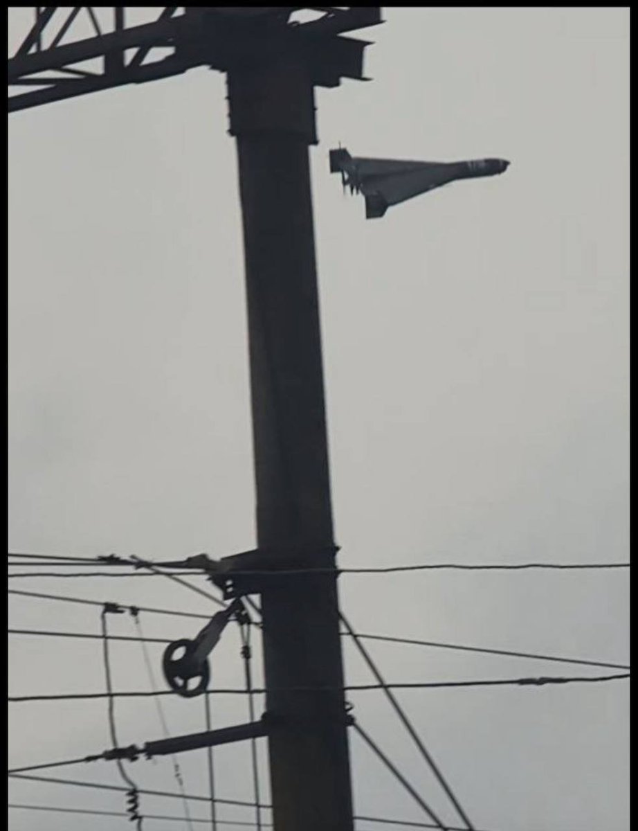 KrystianJachacy's tweet image. Rosyjskie drony #Geran od pewnego czasu są produkowane w wersji z anteną, co pozwala operatorowi bezpośrednio sterować dronem podczas uderzenia. Takie ataki na infrastrukturę są notowane w przygranicznych obwodach Ukrainy. Pojawiły się także wersje z 90 kg materiału zapalającego.