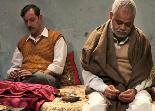 लोग संग रहने का अब मन नहीं बनाते,
वो घर तो बनाते हैं, आंगन नहीं बनाते।

~ सावन