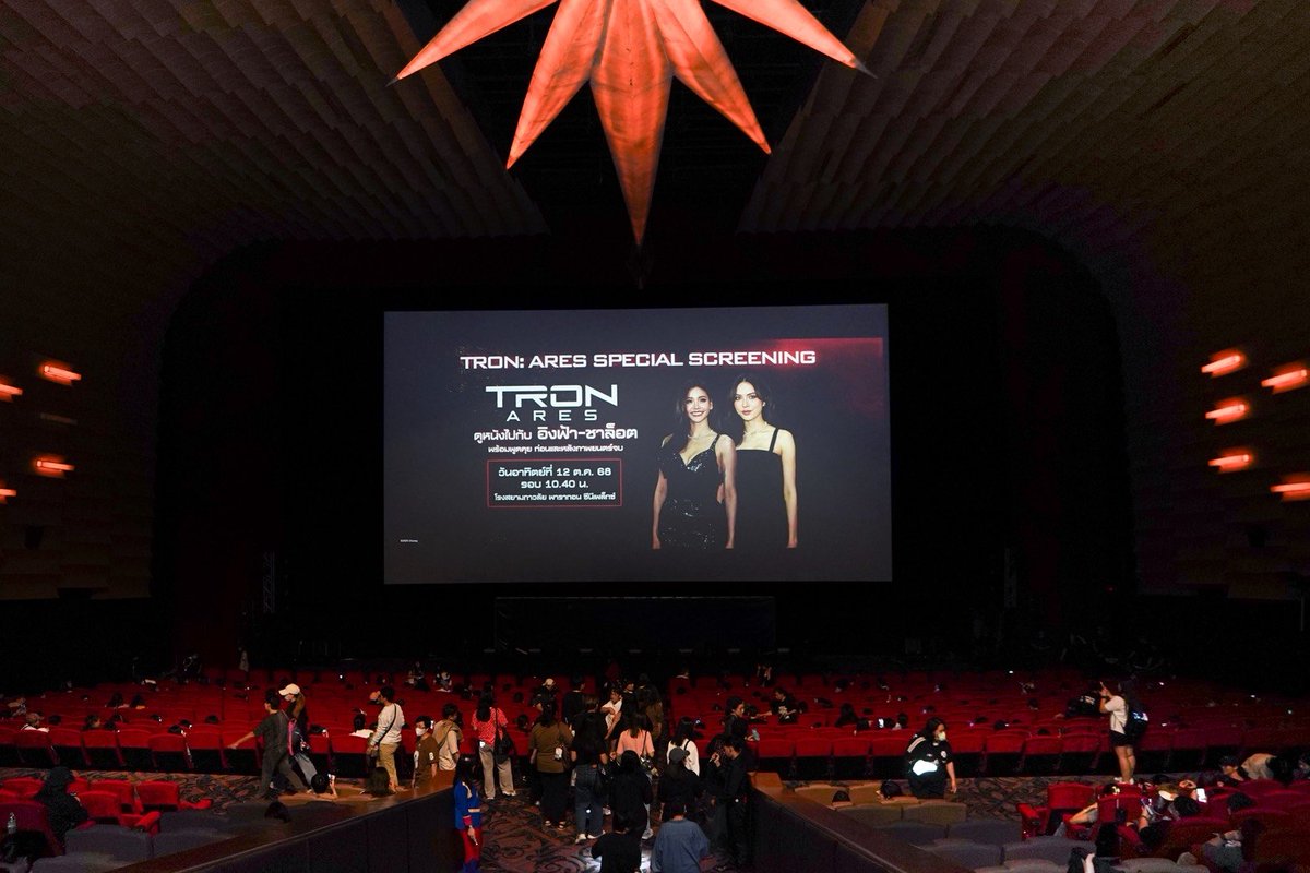MajorGroup's tweet image. สนุกแสบซี๊ดเลเซอร์! กับภาพบรรยากาศกิจกรรม 
MAJOR X EL TRON ARES
@EWaraha @itscharlotty 
#TronAresTHxENGLOT 
ดู Tron: Ares Special Screening สุดมันส์
ไปกับ #อิงฟ้าชาล็อต 
ที่โรงภาพยนตร์สยามภาวลัย พารากอน ซีนีเพล็กซ์  
#TronAresTH 
ทรอน: แอรีส ฉายแล้ววันนี้ทั้งในระบบ IMAX , 4DX ,…
