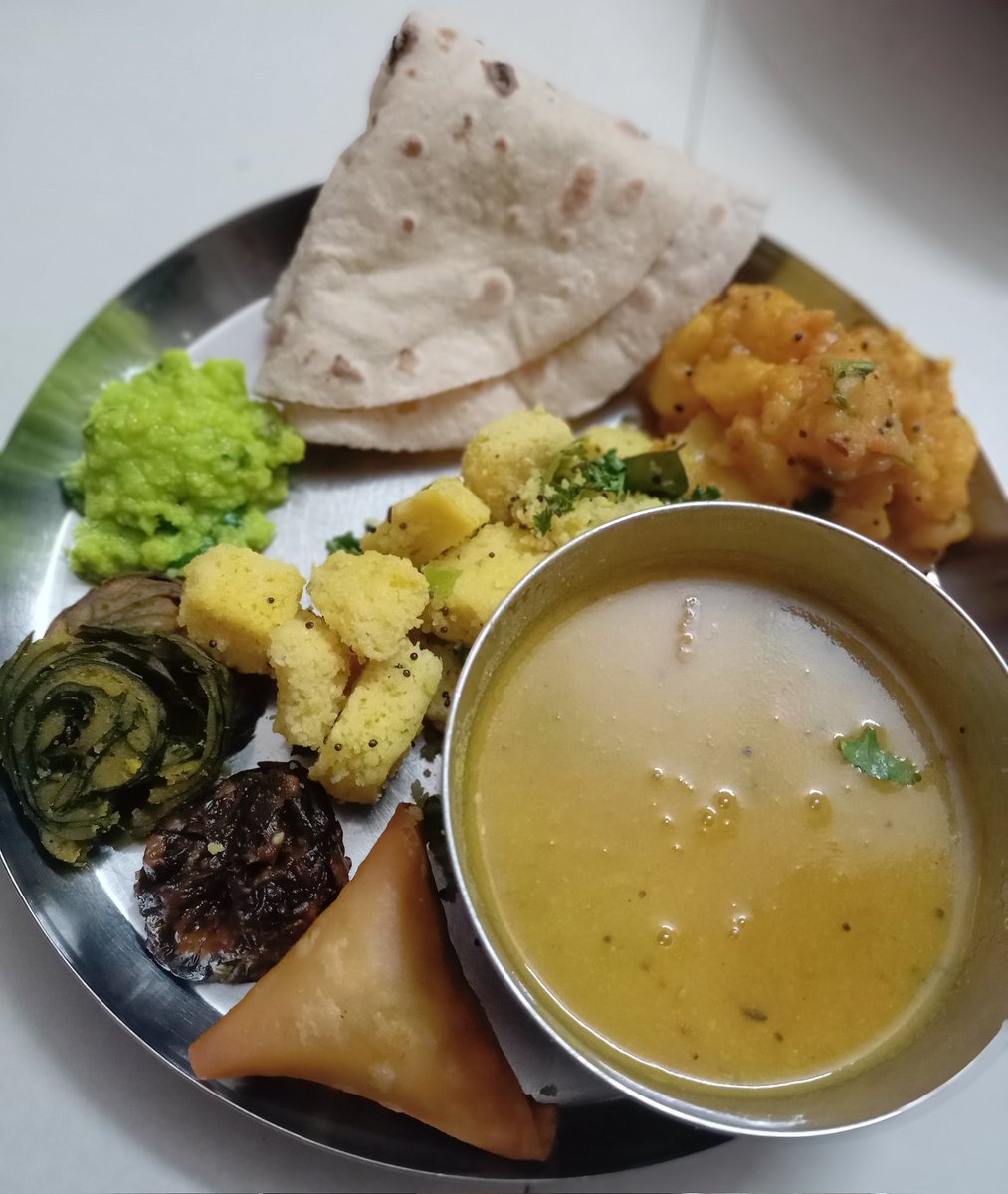 Sunday +ગુજરાતી ફુલ ડિશ ...🤤🤌