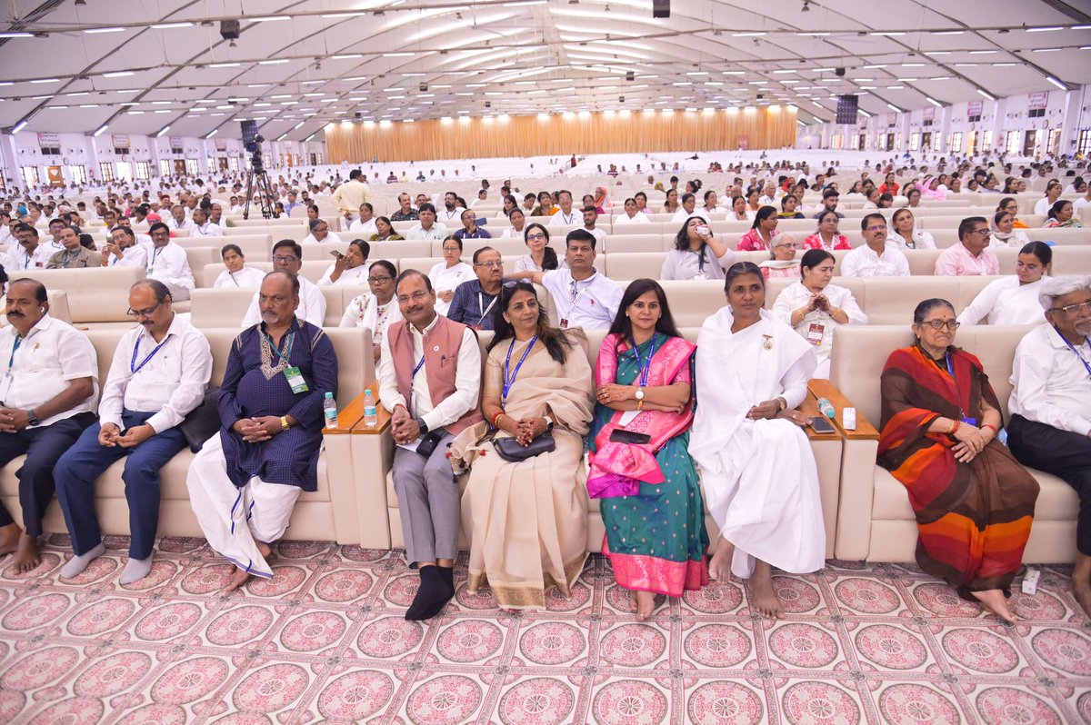 arjunrammeghwal's tweet photo. इस अवसर पर संतजनों, शिक्षाविदों, समाजसेवियों एवं अनेक गणमान्यजनों की गरिमामयी उपस्थिति रही, जिन्होंने सम्मेलन को अपने विचारों से समृद्ध किया।
#GlobalSummit2025 #BrahmaKumaris #UnityAndTrust https://t.co/JrVtCMDetB