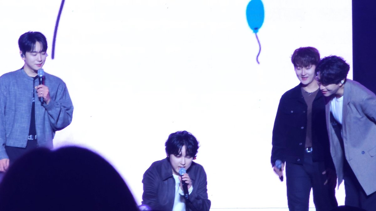 이게 무슨 장면이냐면
주최측에서 시간 상관없이 더 불러도 된다고 하니까 앵콜곡 뭘로 할지 찐으로 고르고 있는 김포레임.