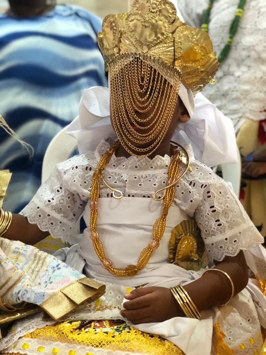 12 de Outubro é dia de Nossa Senhora da Aparecida, dia de Oxum e dia das crianças. Que Oxum cuide de todas as crianças, que os erês olhem por todos nós que já fomos crianças e não permita que as amarguras caiam sobre todos nós.