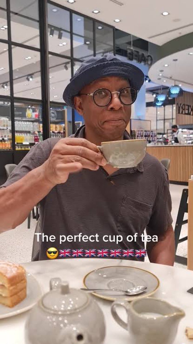 Varticoo's tweet image. Chelsea vs Arsenal legends 😂😂😂