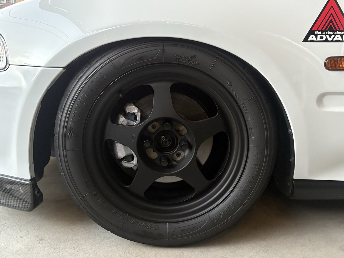 左だけホイールの位置に違和感…
アームが後方に曲がってんだろな〜〜〜