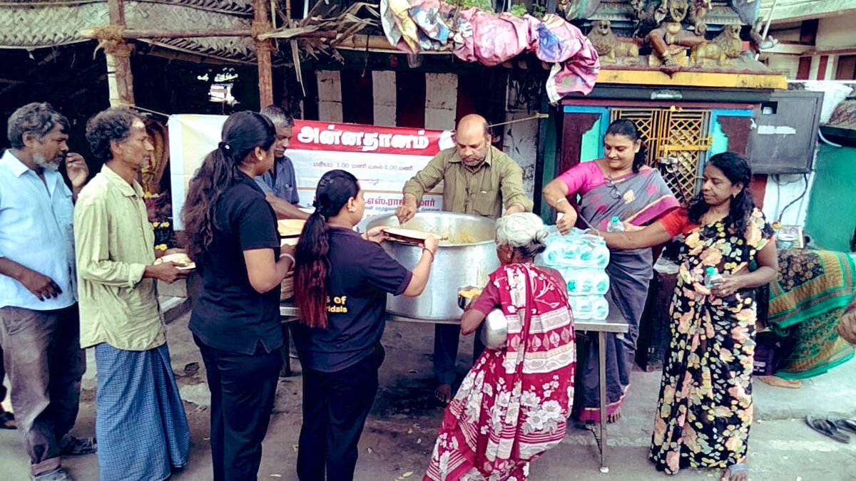 DrJSROfficial's tweet image. “In a world that moves fast, kindness never goes out of style.”

12-October-2025

Feeding someone hungry is not just an act of compassion — it is the purest expression of being human.

Today’s Annadhanam reminds us that true wellness begins when we care for one another.
May every…