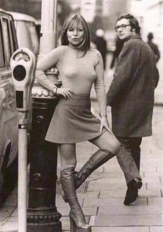 mamboitaliano__'s tweet image. I sometimes wonder if Gen Z really gets it

Just how wild and badass twenty-something women of the late ’60s were

They rocked miniskirts barely long enough to count, tight pants, tall boots, no bra needed

They blasted Led Zeppelin, The Who, The Beatles, The Rolling Stones, Jimi…