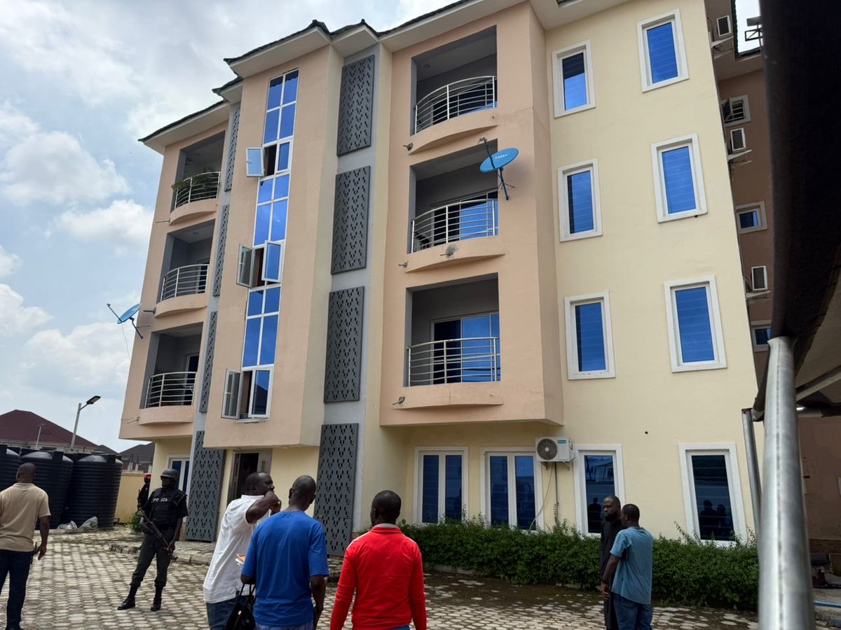 WISEWISDOM_2022's tweet image. PRESS RELEASE

FCT POLICE SMASH GANG BEHIND MURDER OF ARISE NEWS JOURNALIST AND SECURITY GUARD, ARREST 12 SUSPECTS.

The FCT Police Command has successfully arrested twelve (12) notorious armed robbery suspects responsible for the heinous killing of Ms. Somtochukwu Christella…