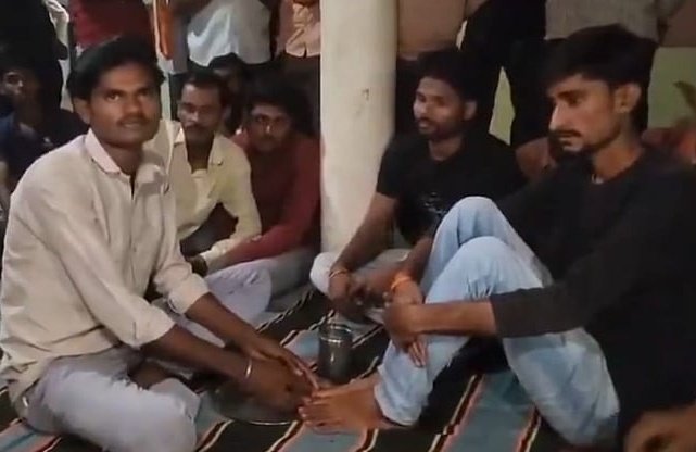 मनुस्मृति ने माफी मंगवाई....!
अब संविधान न्याय करेगा.!💪🔥

FIR हो चुकी है इन जातिवादी गुंडों के खिलाफ,जल्द ही इनका जुलूस निकलेगा.!

#MadhyaPradesh  | #damoh