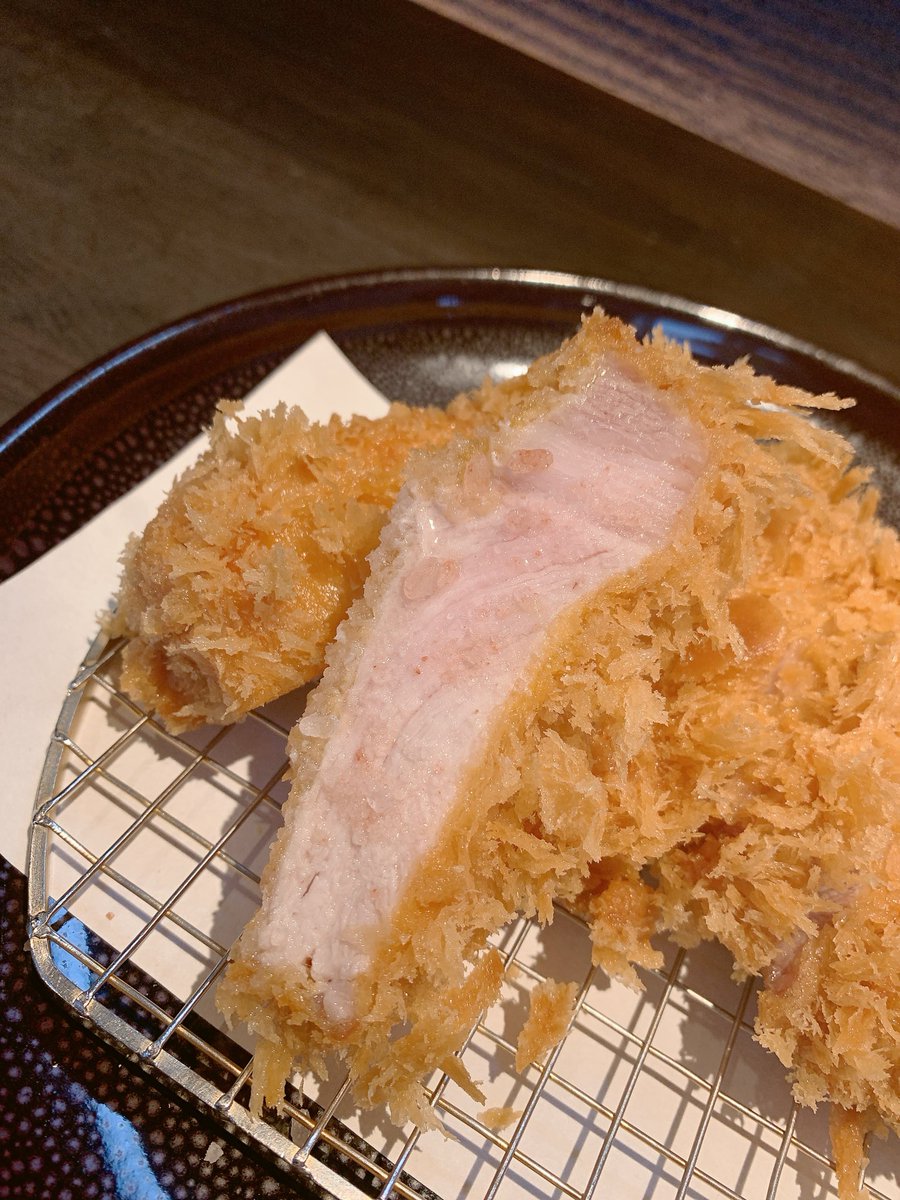 tonkatuashibi's tweet photo. パキスタン産岩塩のご紹介❗️
ミネラルを多く含みまろやかで美味しいお塩でございます。
馬酔木ではお肉に下味を付けておりませんのでお肉本来の美味しさを存分に引き出してくれます☺️

お塩の振り方で地味ですが
違いを出せるのをご存知ですか？？ https://t.co/ORITTq676a