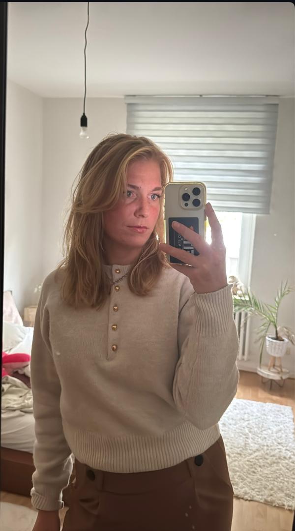 Aexandra_Dot's tweet photo. Slow mornings and soft sweaters ☕️ https://t.co/X20lCROek7
