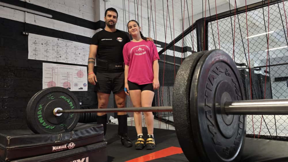 ElTimeLaPalma's tweet photo. Ayelén Martín, la campeona canaria de 13 años que entrena con el referente palmero de la halterofilia https://t.co/EGbWm9pKvE #canarias #lapalma #eltime #noticias #halterofilia #deporte #orgullopalmero https://t.co/yC1qpKbBNY