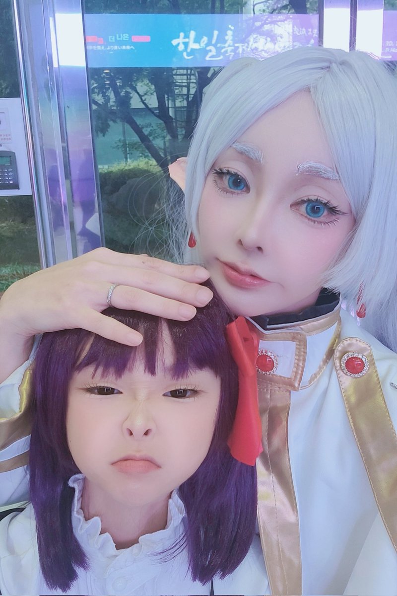 알림이 늦었네요🥹
찌아가 안가겠다더니 갑자기 한일축제 다시 가겠다고해서 이리로 왔어요!
코스도 케데헌 할줄 알았는데 간단한거 하고싶데서 나미와 페른 중 골라골라 급하거 찾아서 출발했더니.. 
좀 늦었어요.. 부스보고 출구쪽에 나와있는데 다시 들어갈지도