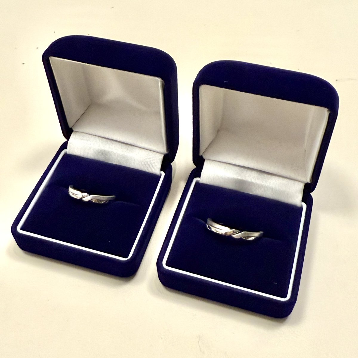 arara_swan's tweet image. 旦那ちゃんの還暦祝い＋結婚31周年（半端）を記念してオーダーしたギメルリングが出来上がって、#めおと日和 の瀧昌様となつ美ちゃん夫婦と同じように二人で取りに行ってきました
お店のオーナーさんが記念撮影してくれて、照れまくりでした🤗
今までありがとう
これからもよろしくね