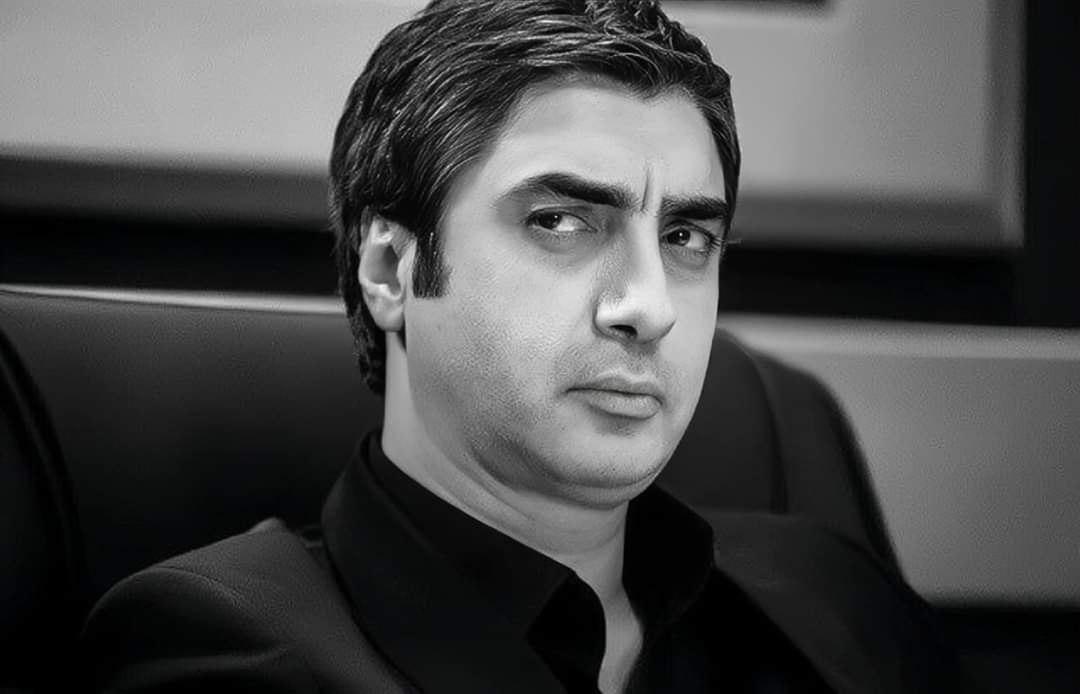 " هكذا هي الحياة، 
  تحمل في طياتها الكثير من الأقدار :
  حلمٌ يتحقق، وحلمٌ يتعثر، لقاءٌ بلا موعد، 
  وفراقٌ بلا سبب ... لا البدايات التي نتوقعها،
  ولا النهايات التي نريدها، وهكذا تستمر الحياة .!!"