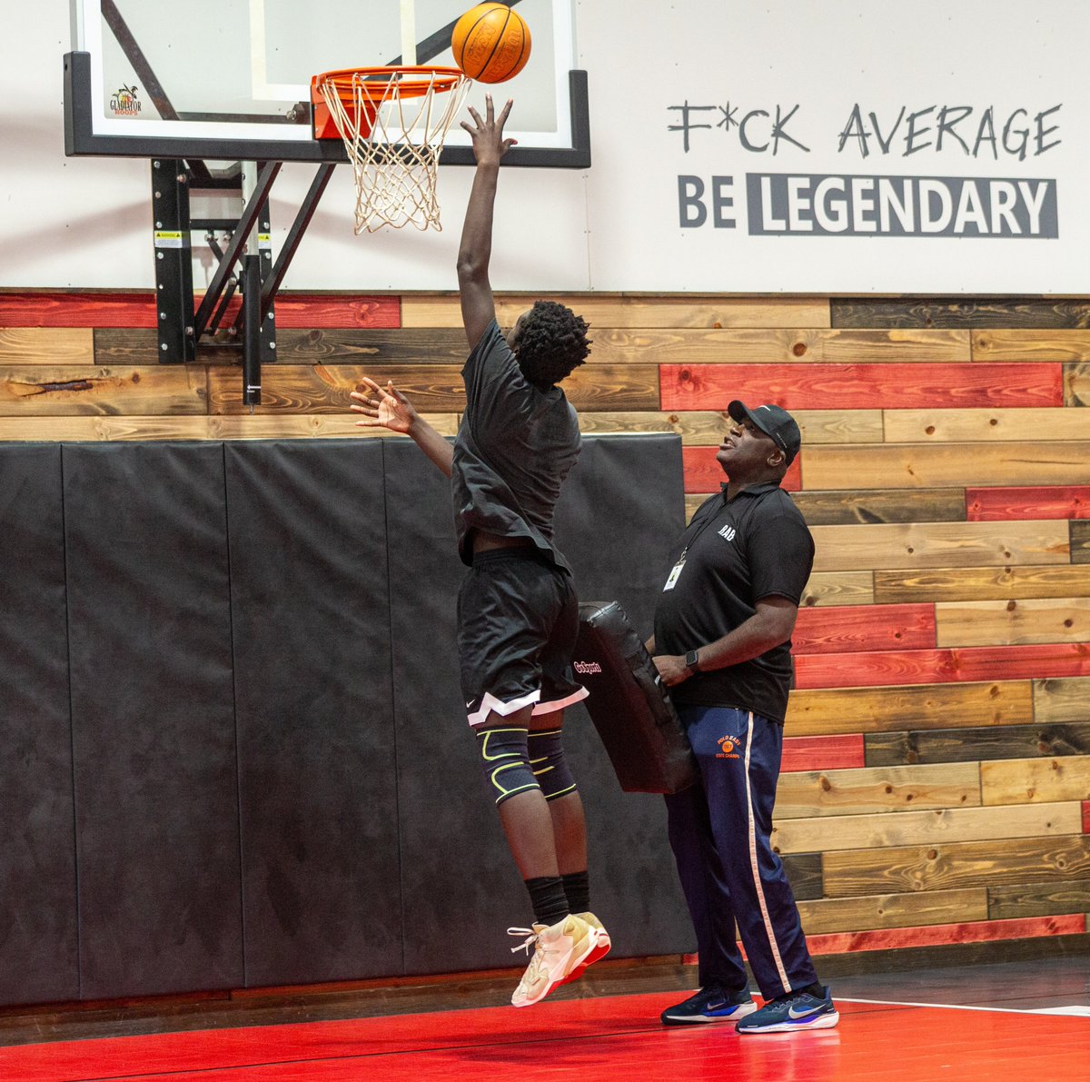 ZeidNdiaye's tweet photo. Workin on my bag in the off season with Robert Blackwell. #offseason #robertblackwell #formerlaker https://t.co/6fFG7ur7oF