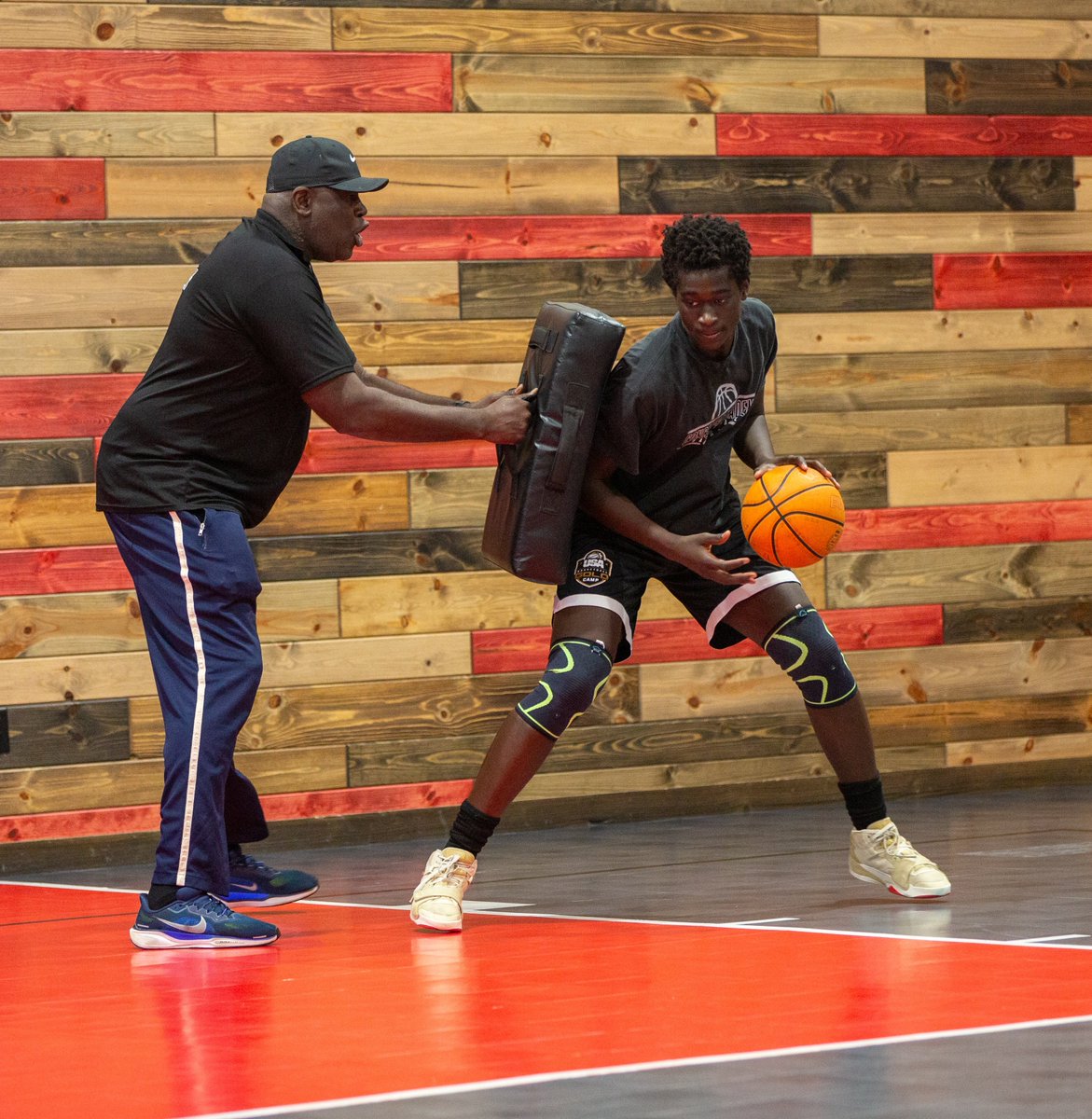 ZeidNdiaye's tweet photo. Workin on my bag in the off season with Robert Blackwell. #offseason #robertblackwell #formerlaker https://t.co/6fFG7ur7oF