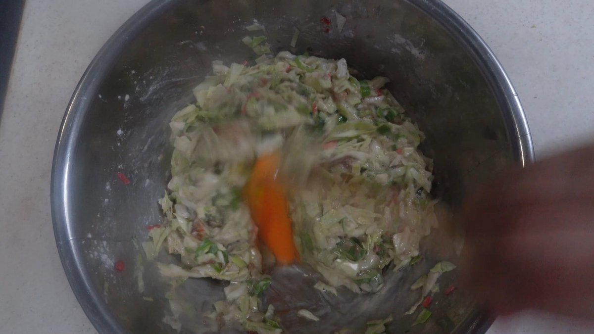ouchi_kitchen7's tweet photo. 土井善晴さんの「お好み焼き」を作りました。
キャベツは山ほど、小麦粉は少なめのヘルシーなお好み焼きです。山芋がはいりが入り小麦粉を少ししか入れないのでふわっとして軽く美味しいお好み焼きです。
#きょうの料理　#土井善晴　　#山芋
https://t.co/R8ynhEE0Sx https://t.co/aWTzgS3Aq9