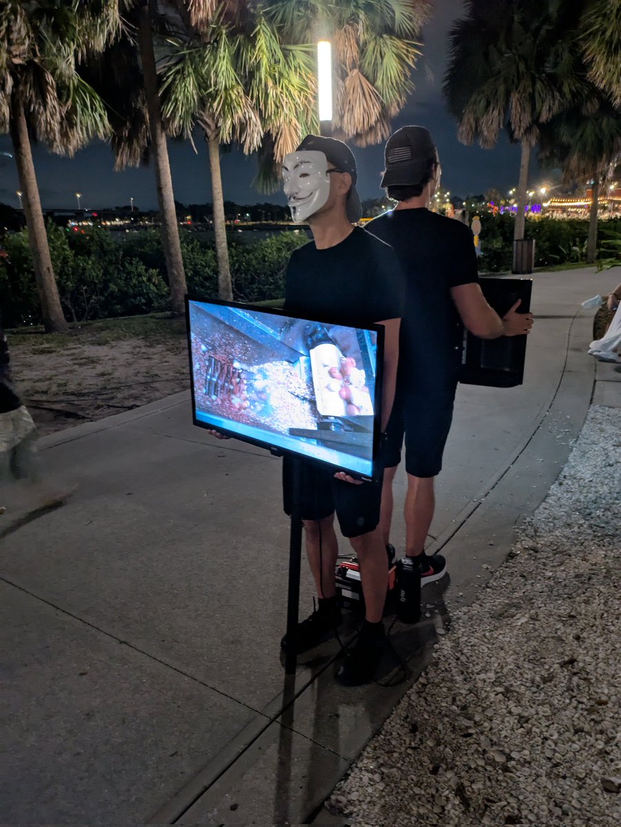 TomiKordic's tweet image. Cube of truth Tampa. Showing the public what happens in the evil animal exploitation industries. Please go vegan and end this needless suffering and killing! #vegan #anonymousforthevoiceless #cubeoftruth