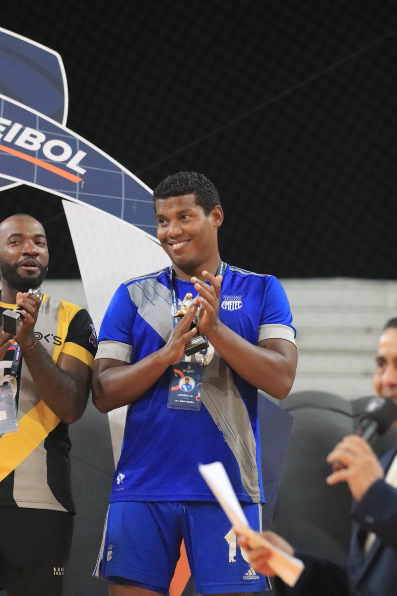 csevoleibol's tweet photo. Fuimos a la par y un leve error no forzado permitió al rival llevarse el título. Reiteramos nuestras felicitaciones a todos por el compromiso demostrado resaltando su lucha y entrega.
Doble felicitación a Leonardo y Willians por haber sido premiados como mejores punta y opuesto https://t.co/by8QxYmwJt