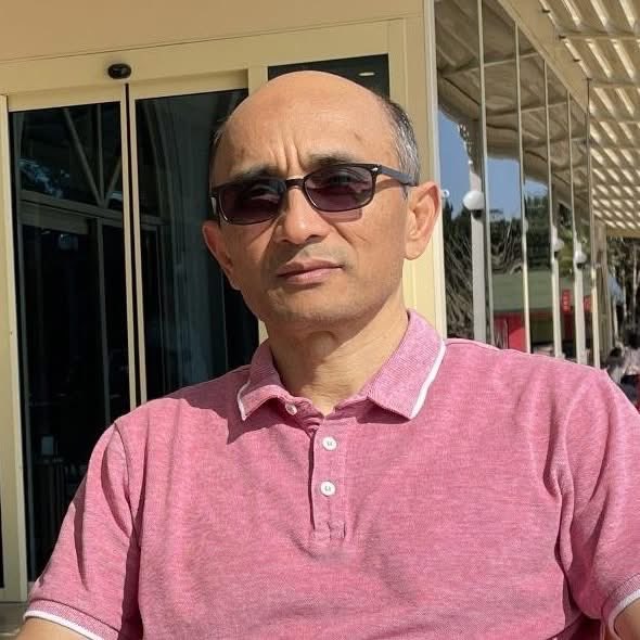 arifrahmanii's tweet photo. حقوق ما برتر از خاک است

وطن و خاک را سیاست‌مداران فریب‌کار از جان و حقوق ما جدا کرده مقدس می‌شمارند. ما انسان‌ها را سرکوب‌شدنی، انکارشدنی و کشتنی می‌دانند، ولی یک بلیست خاک وطن را توته جنت و آبروی جمعی می‌خوانند. ما را دره می‌زنند، از وطن می‌رانند، از ادارات و مکاتب و دانشگاه‌ها طرد می‌کنند، اما وطن را دوست دارند!

لعنت به درختی که چوب‌اش برای ما دره و دار شود. نفرین به خاکی که از آن برای ما فقط زندان بسازند. بسوزد دشتی که همیشه تشنه خون جوانان ماست تا جنایت‌کاران به قدرت برسند و بر گور ما لاله بروید.

وطن بخاطر دختران و زنان، پسران و شوهران، پدران و مادران ما دوست‌داشتنی‌ست. وطن درصورتی که از ما باشد و بتوانیم در آن آزادانه بگردیم و زندگی کنیم زیباست. خاکی که در آن فقط حق گور داشته باشید به شاشیدن نمی‌ارزد.

این‌گونه رک و بی‌پرده می‌نویسم تا بگویم که وطن واقعی ما و شماییم. وطن انتزاعی و فراتر از جان و حقوق ما وجود ندارد.
نویسنده: یونس نگاه.