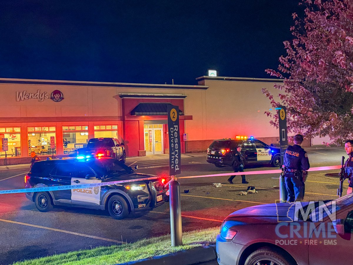 MN_CRIME's tweet image. SAINT PAUL: Officers are on scene after a report of a &quot;shootout&quot; near the Wendy&apos;s at 1825 Suburban Ave. Police said there was a male gunshot victim down nearby and a gun found in the parking lot. Another male with a gunshot wound was located inside a vehicle near White Bear Ave.…