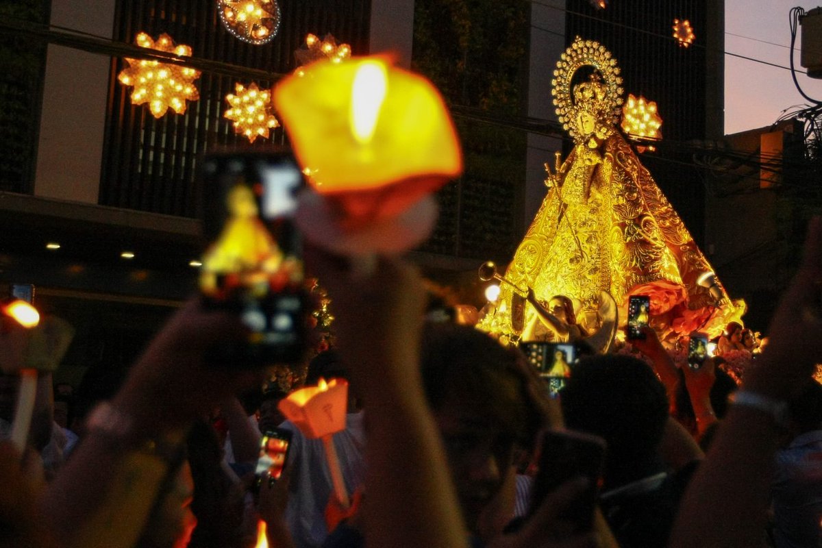 IvanAtHome's tweet photo. Today, we Filipinos honor the great Queen of these fair islands, whose Her constant intercessions through loving Her Son, watches over our people in good times and bad.

Today we sing the praises of La Nuestra Señora del Santísimo Rosario – La Naval de Manila, the faithful Woman who still guides a Catholic Philippines.

Pray for us, Queen of the Most Holy Rosary. Pray for us! 🌹☀️⭐️🌙🙏📿

¡Viva la Virgen! ¡Viva la Virgen! ¡Viva la Virgen!

🎶🎵"Oktubre sa Maynila,
kahit bumagyo,
di mapigil ang pagpipiyesta

Itatanghal sa tindahan.
hamon at keso at turones.
Nag-uumapaw sa palengke,
mansanas, ubas, dalandan at suha.

"At sa mga banketa,
lanzones, kastanyas.
Dumarating ang karnabal, 
nagbubukas ang operahan.

Pwes, yun na ang huling Oktubre,
na nag diwang ng siyudad.
Yun ang huling pagkakataon,
nanuod sila ng La Laval, sa dating Maynila!

At nagpugay sa Birhen,
mula sa mga balkonahe ng Marasigan,
nagpugay sa Birhen,
mula sa mga balkonahe ng Marasigan!" 

🎶🎵🎶