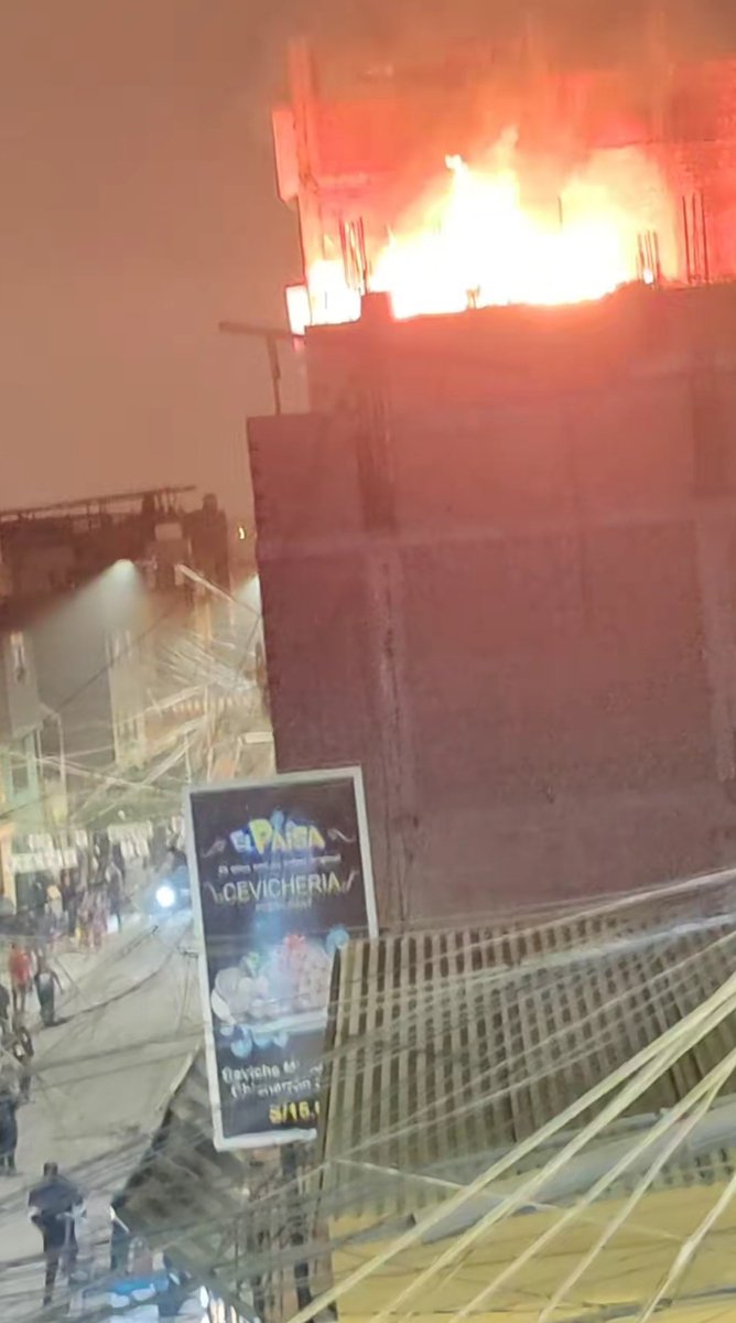 #LOÚLTIMO Incendio en proceso, Km 11, Av. Tupac Amaru en Comas. Sería un colegio.