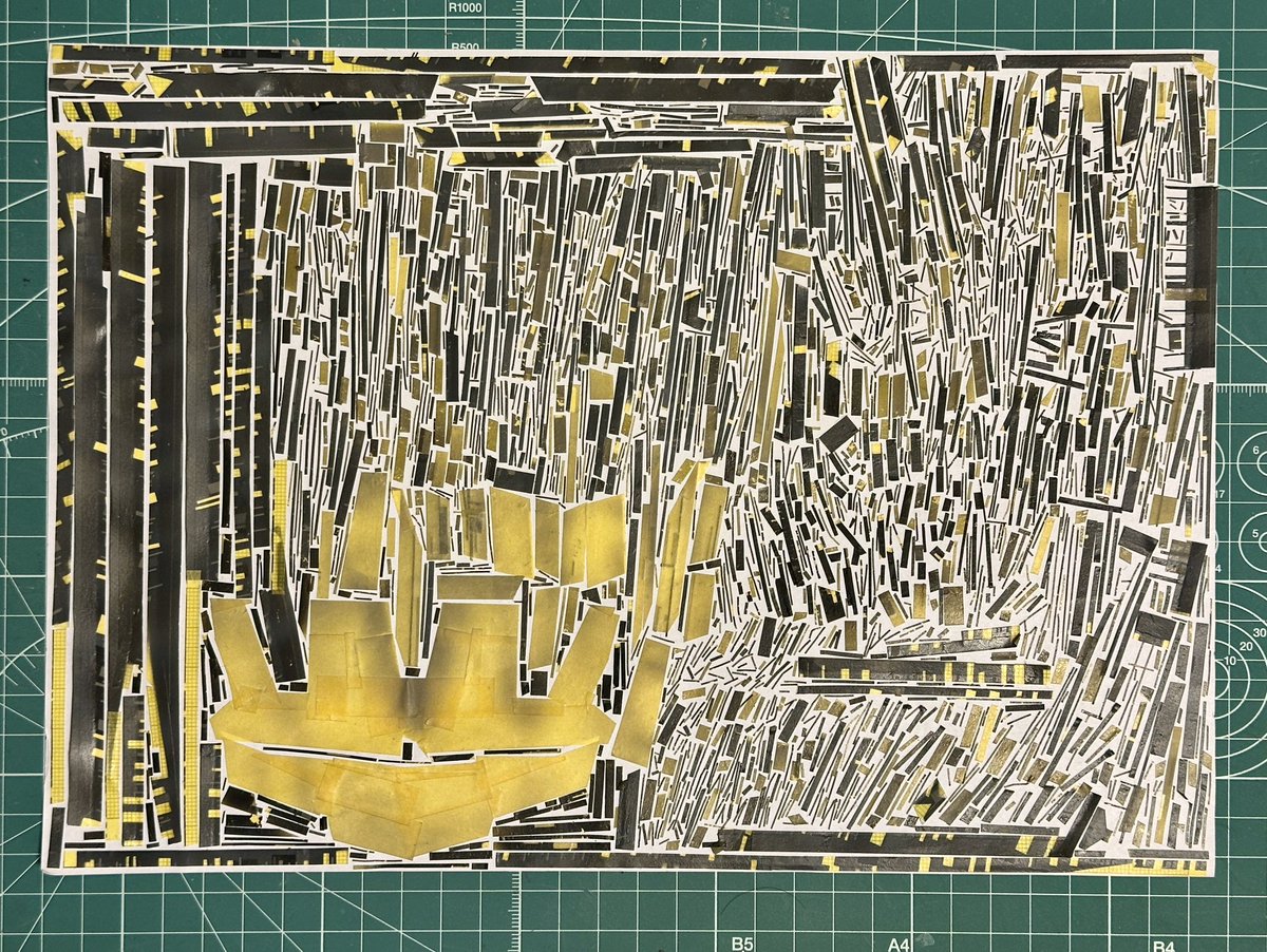 クリアスモークを慎重に吹いたけど「もうちょいかな？」と深追いすると気付けばやり過ぎに‥
暗さを残したい所をマスクして少し明るいグレーでリカバリー。港部分をマスクし暗いグレーを足し塗装終了！
さていよいよ‥

マスキングテープをひたすら剥がすだけの簡単で至福なお仕事です！
#スプレマシー