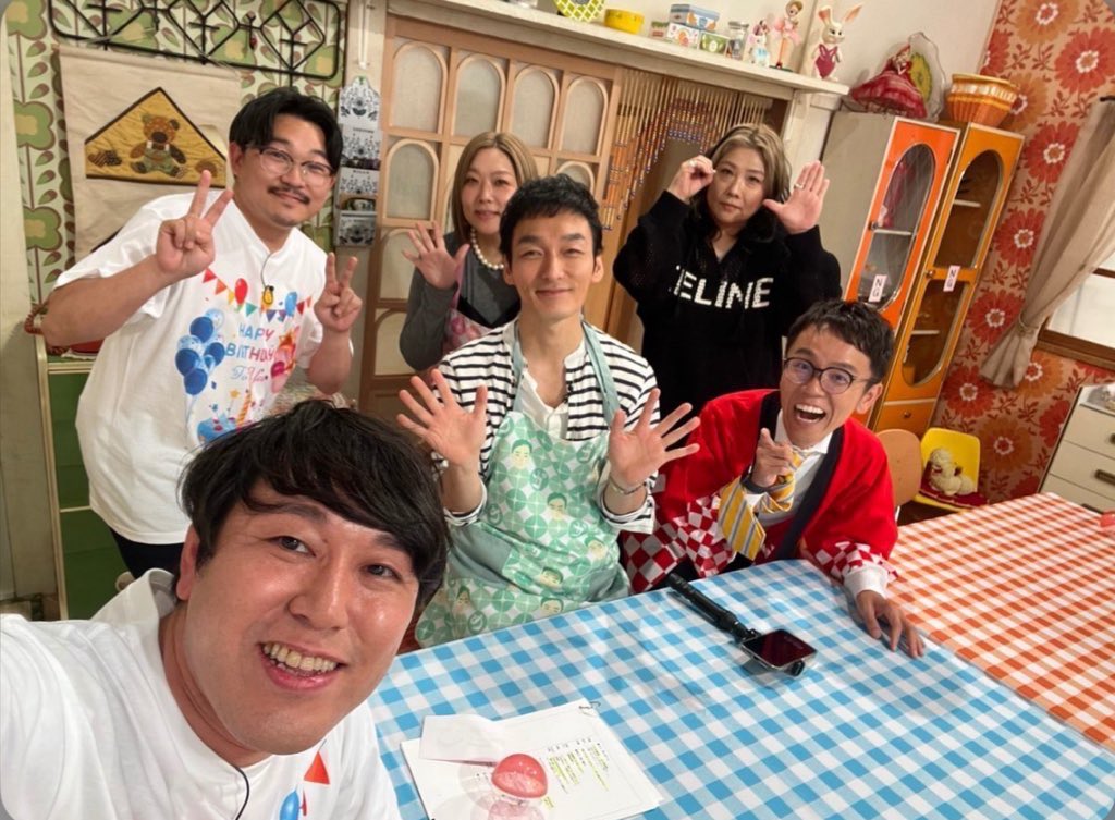 chocolatyuri's tweet photo. 今年も🎑月見バーガー🍔
バニラシェイクで🥤
#うさかめ 観ながらいただきまーす😋
今日のお供はやっぱり❣️
昨日感動したお話しの #COLORBARS 君と🤡
#香取慎吾
#草彅剛
#海原やすよともこ
やっちゃん♡
Happy Birthday🎂
つよぽん💛指が長くて綺麗✨
珍しい😳指輪もネックレスもしてない🫢 https://t.co/IohT0XeCKp