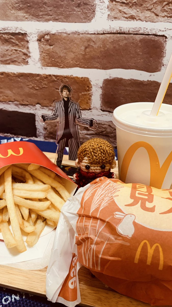 chocolatyuri's tweet photo. 今年も🎑月見バーガー🍔
バニラシェイクで🥤
#うさかめ 観ながらいただきまーす😋
今日のお供はやっぱり❣️
昨日感動したお話しの #COLORBARS 君と🤡
#香取慎吾
#草彅剛
#海原やすよともこ
やっちゃん♡
Happy Birthday🎂
つよぽん💛指が長くて綺麗✨
珍しい😳指輪もネックレスもしてない🫢 https://t.co/IohT0XeCKp